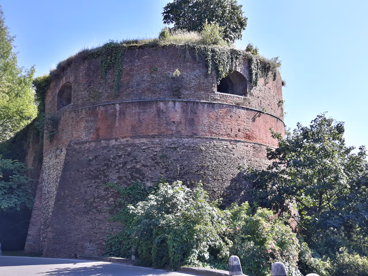 Walk the ancient city walls free activity in Verona