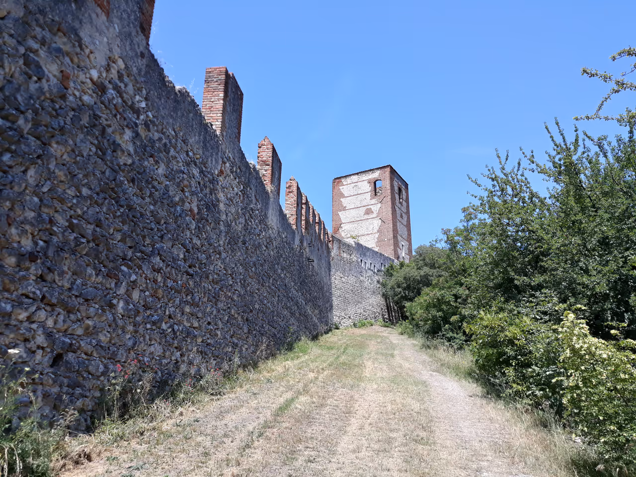 Walk the ancient city walls free activity in Verona