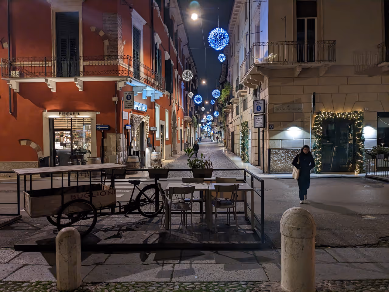 From piazza Santa Anastasia, at night.