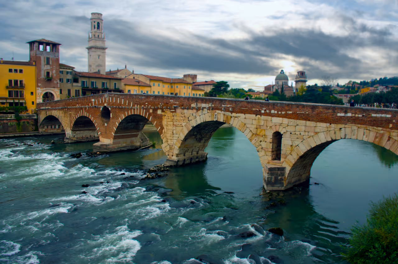 Stone bridge vistas in Verona