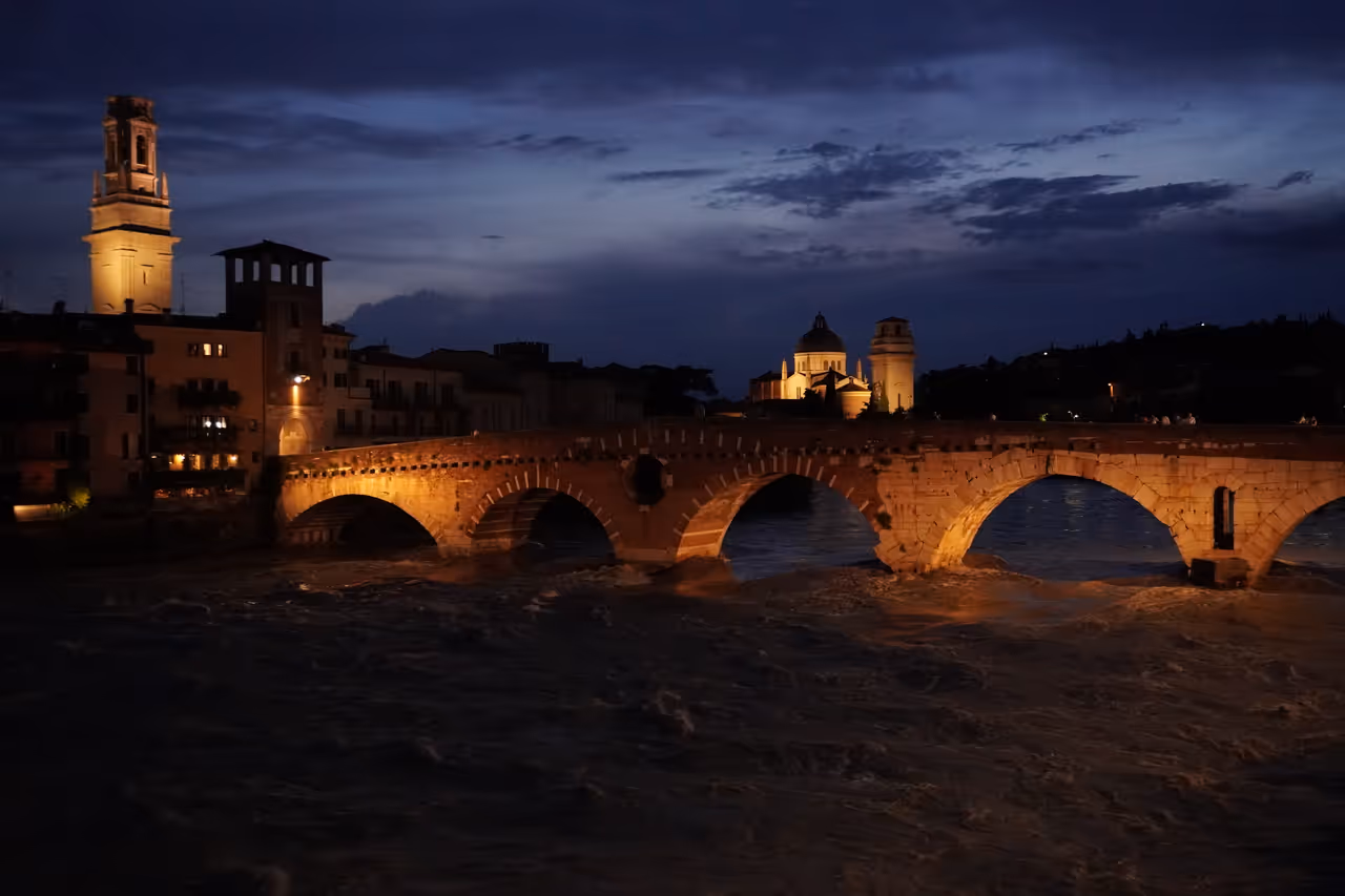 Stone bridge vistas in Verona