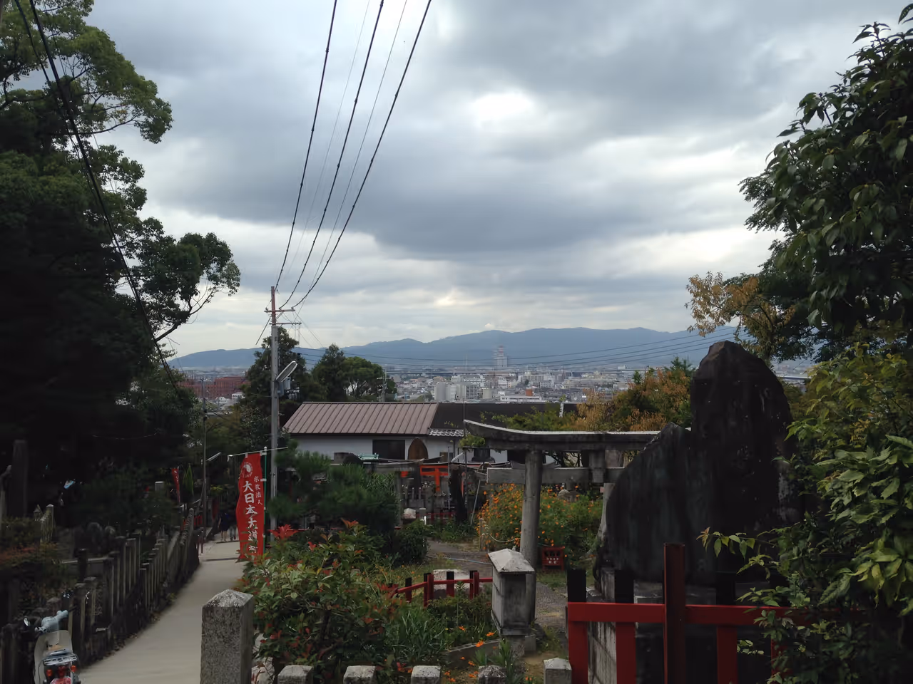Thousand torii gates at fushimi inari-taisha in Kyoto