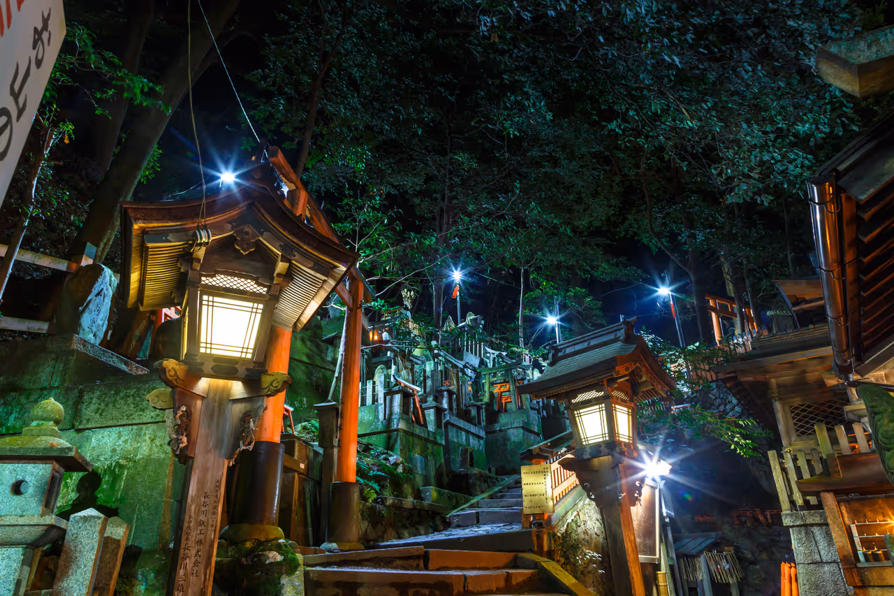 Thousand torii gates at fushimi inari-taisha in Kyoto