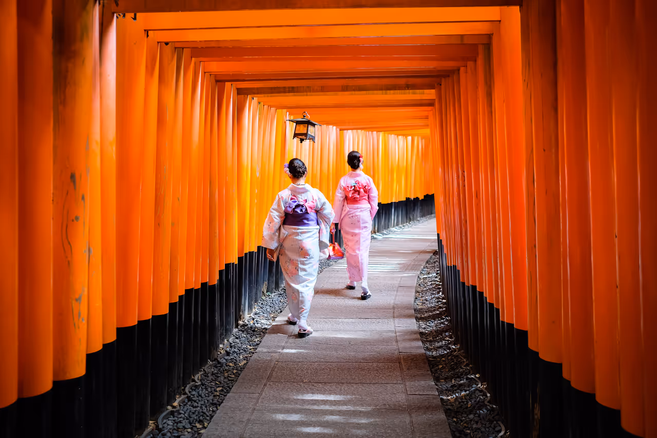 Thousand torii gates at fushimi inari-taisha in Kyoto
