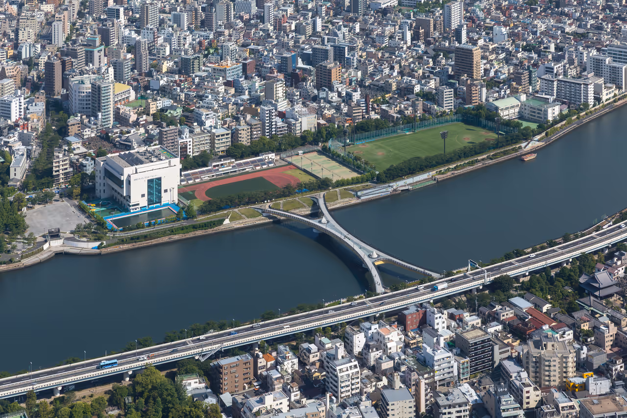 Kayaking on the sumida river in Tokyo