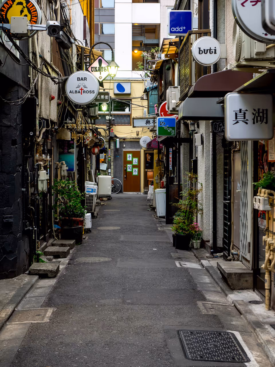 Shinjuku golden gai alleys in Tokyo