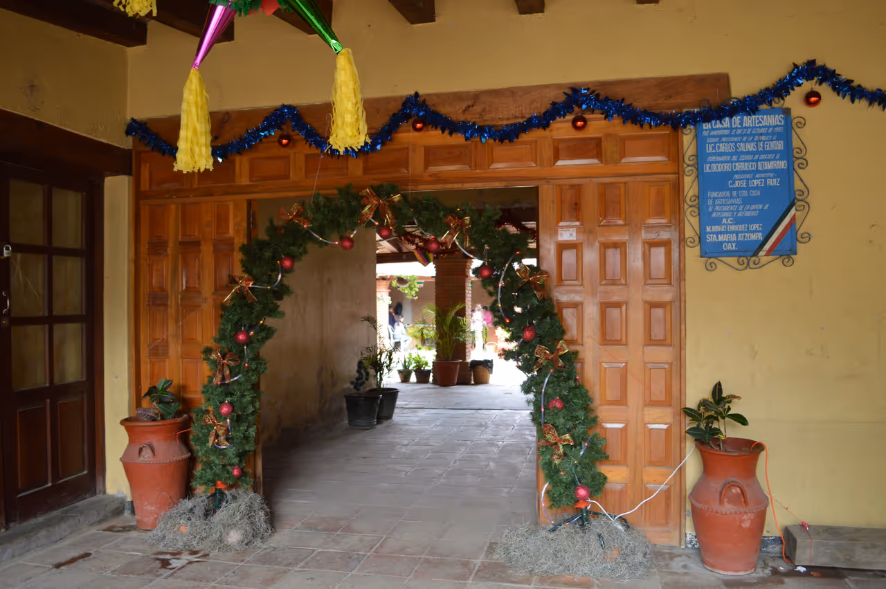 Browse the handicrafts market free activity in Oaxaca city