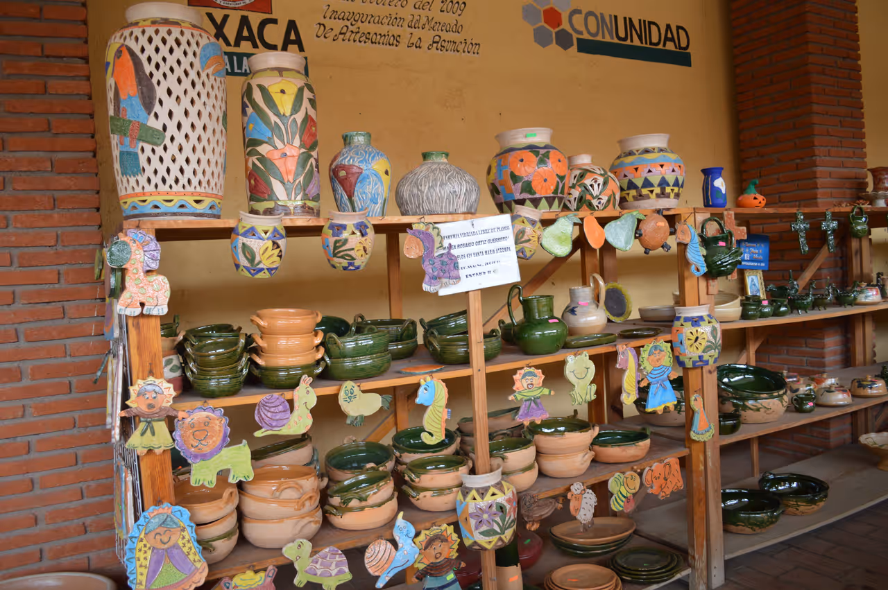 Browse the handicrafts market free activity in Oaxaca city