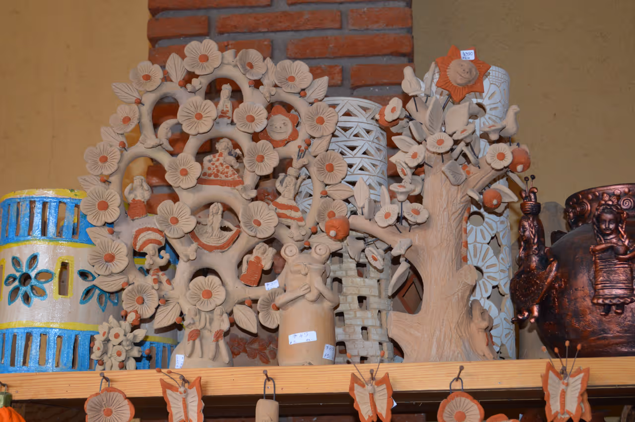 Browse the handicrafts market free activity in Oaxaca city