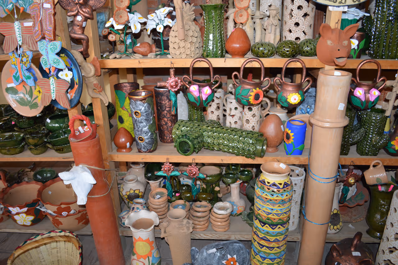 Browse the handicrafts market free activity in Oaxaca city