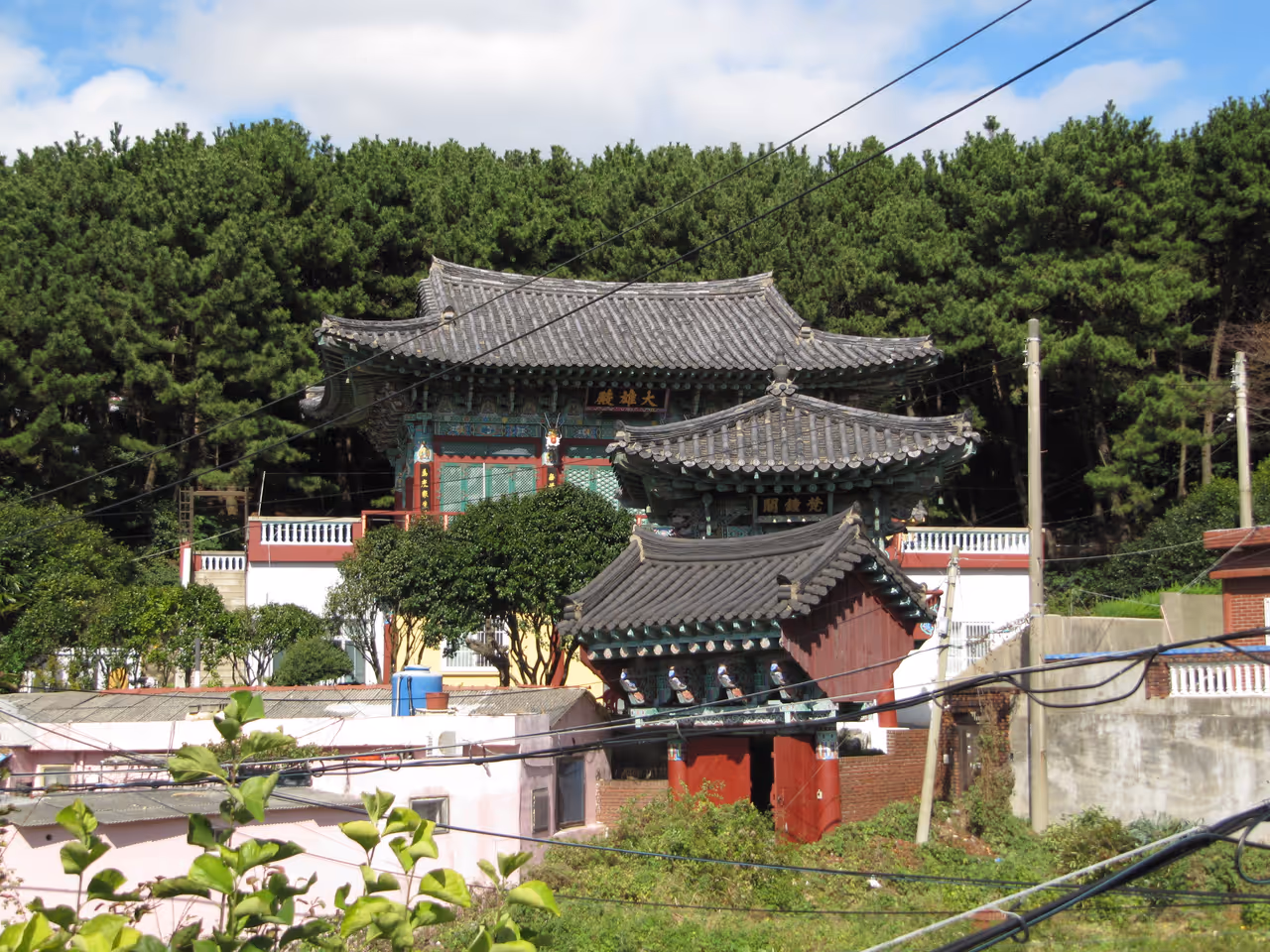 Taejongdae, temple near entrance of park in Busan