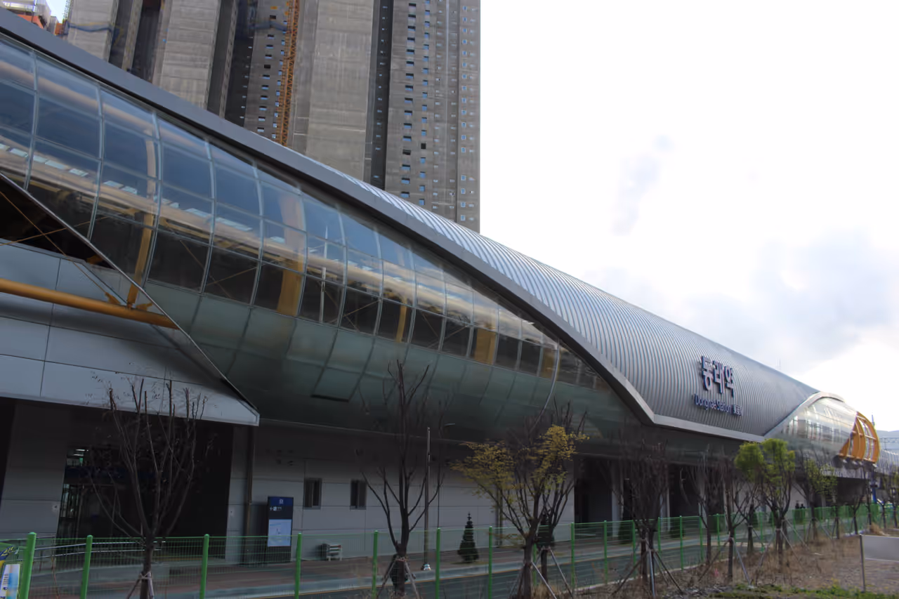 Urban stream path cycling in Busan