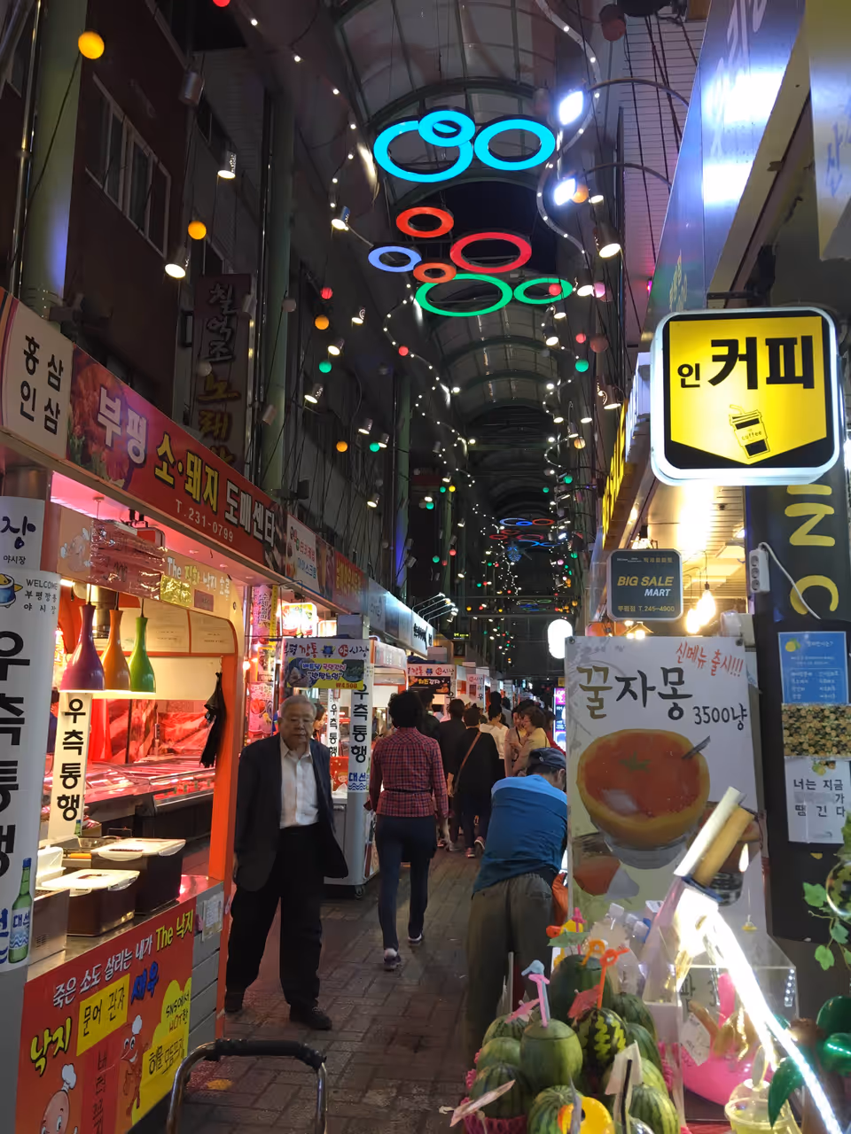 Bupyeong kkangtong market market in Busan