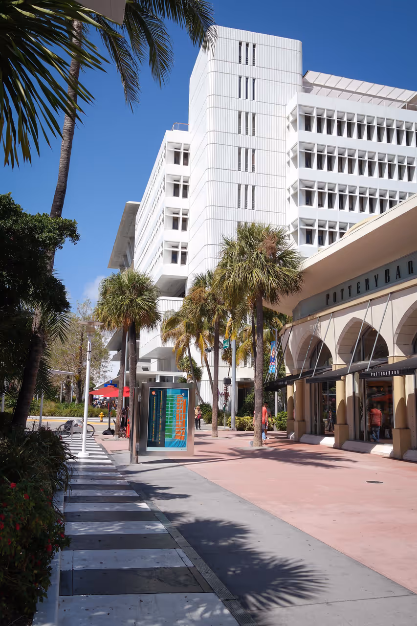 Strolling down lincoln road, Miami