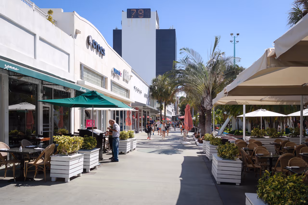 Strolling down lincoln road, Miami