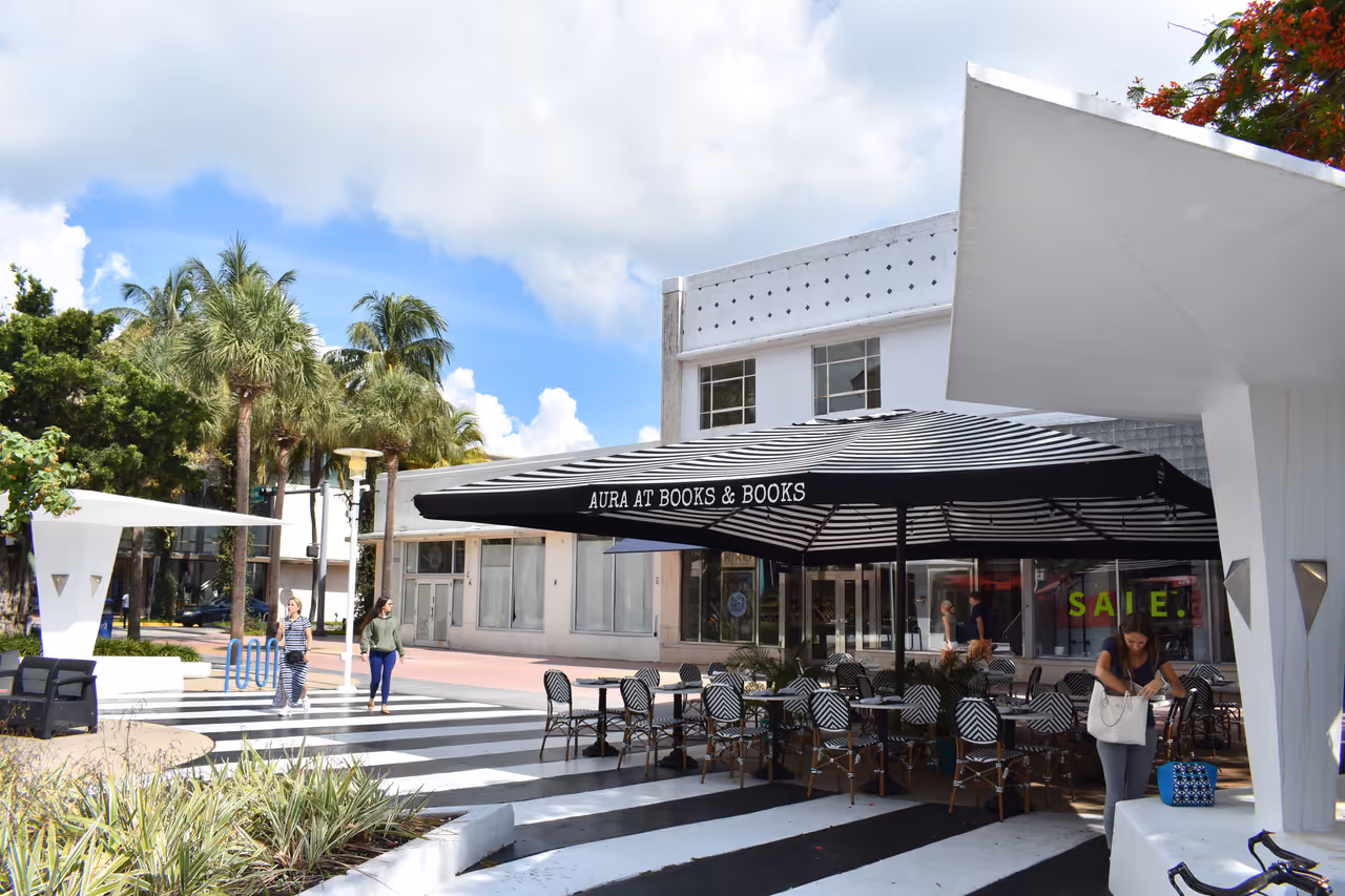 Strolling down lincoln road, Miami